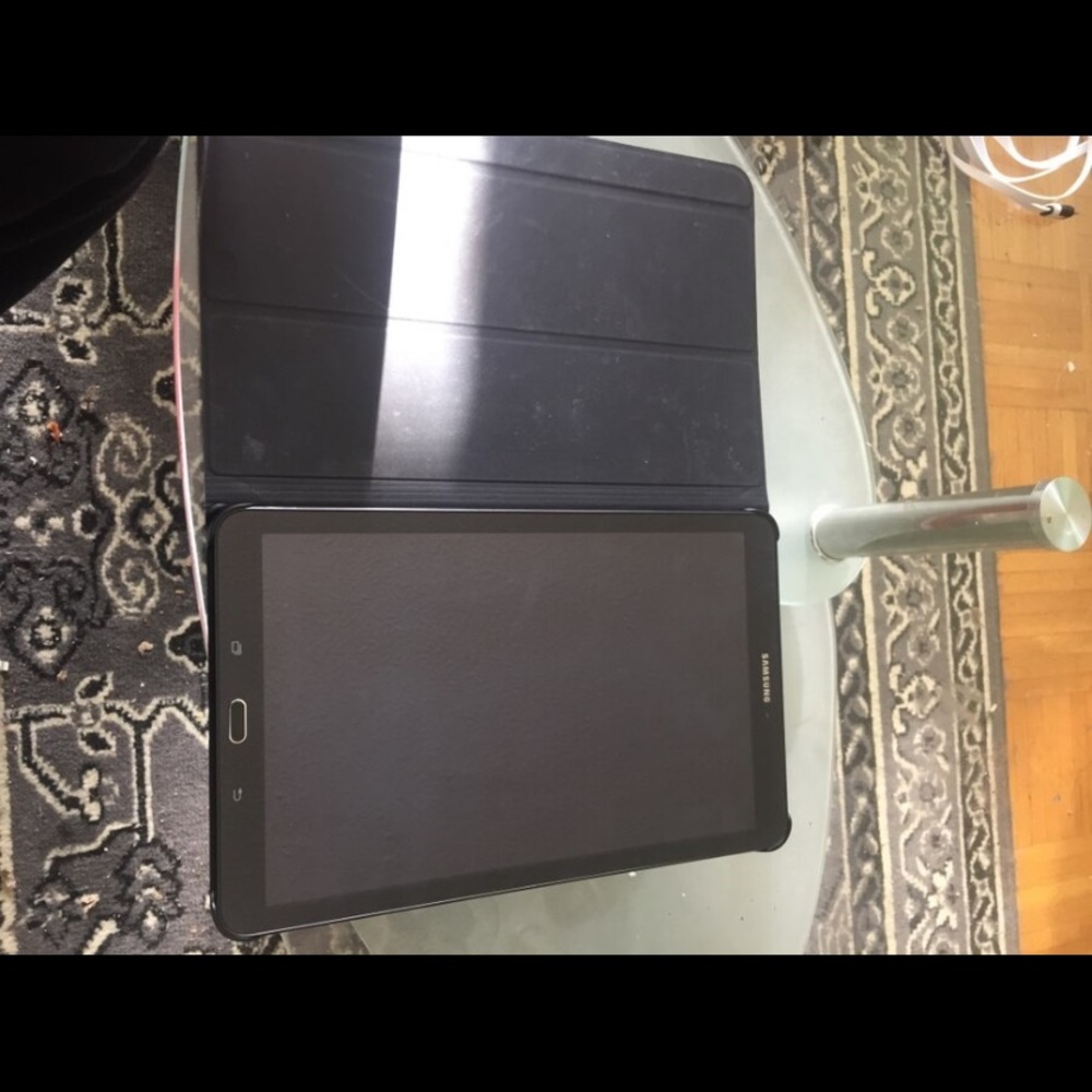 Samsung Tablet E - Picture 2 of 3